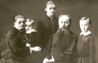 The Roerich family (from the left): Maria Vassilievna  
(nee Kalashnikova), Vladimir, Lidia, Konstantin Fyodorovich, 
Nikolay. Saint-Petersburg, 1884